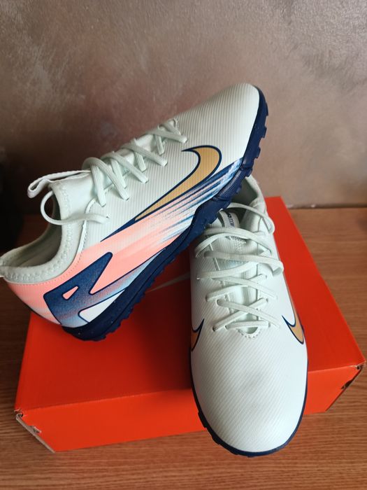 Ghete fotbal sala:NIKE SI PUMA MARIMEA 38 SI 39.NOI .PRET 80 LEI  perechea.