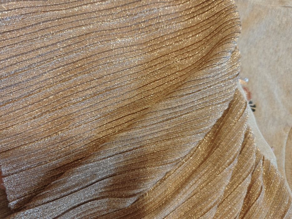 Детски комплект за момиче 128 в златисто плисирана пола  блуза love