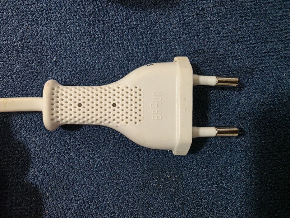 Periuța electrică braun cu încărcător fără vârf