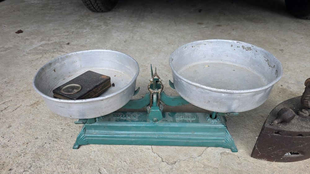 Cântar vechi și fier de călcat vechi