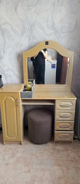 Продам трюмо. В отличном состоянии.