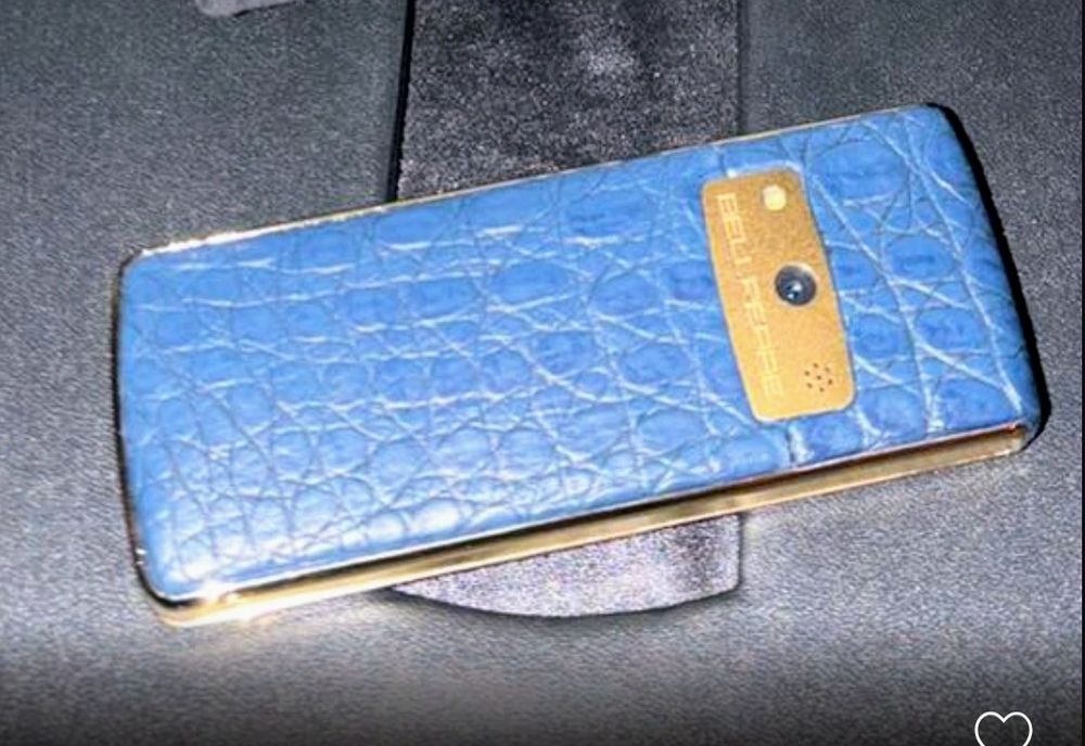 Vertu Signature S – луксозен телефон, злато, сапфир, рубин