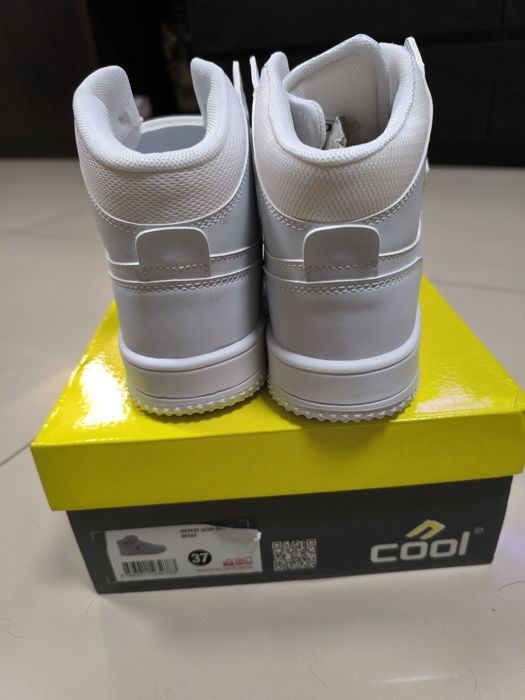 Високи бели спортни обувки