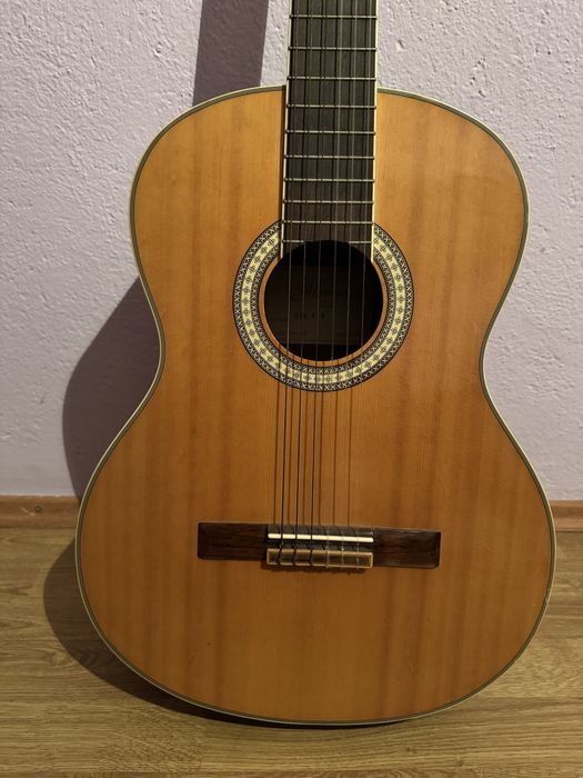 Продавам класическа китара Almeria C36