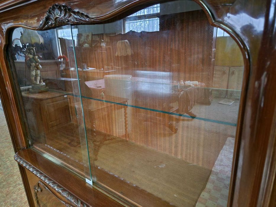 Антикварен витринен шкаф от масивен орех в стил "ЛУИ XV"