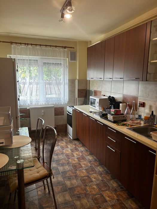 Inchiriez apartament cu 2 camere la parter in zona 300 micalaca