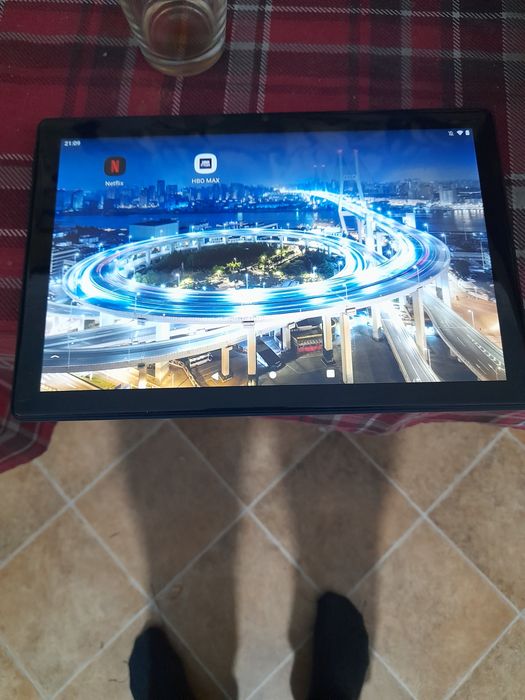 Tableta android 11 cu tastatura wireless inclusa.