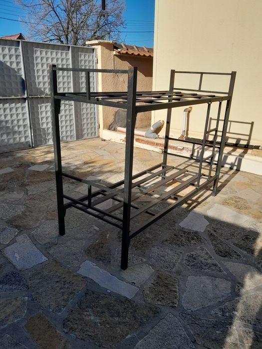 Метално двуетажно легло