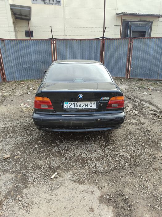 Автомобиль БМВ е 39