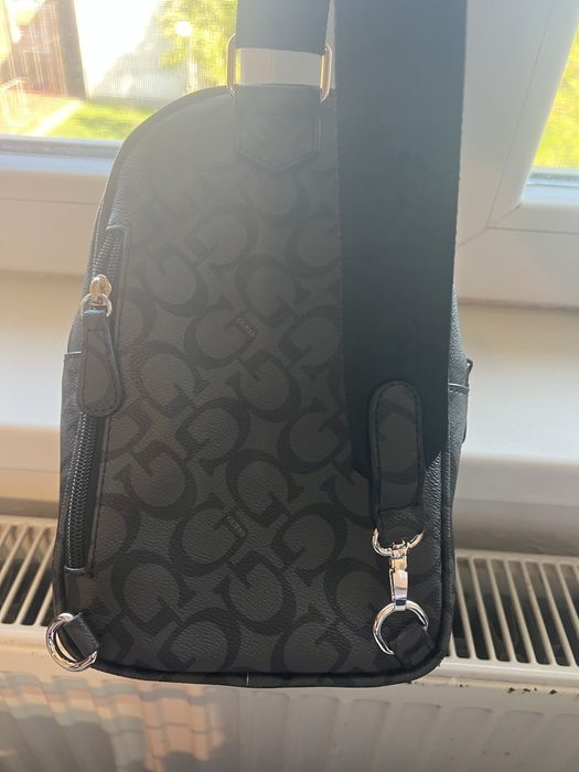 Vand rucsac Guess de dama pe umar