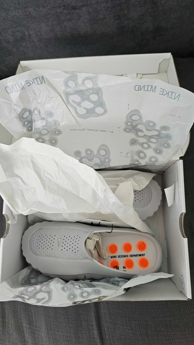 Нови, бели Nike MIND 001 в кутията. New, white Nike MIND 001 in the box.