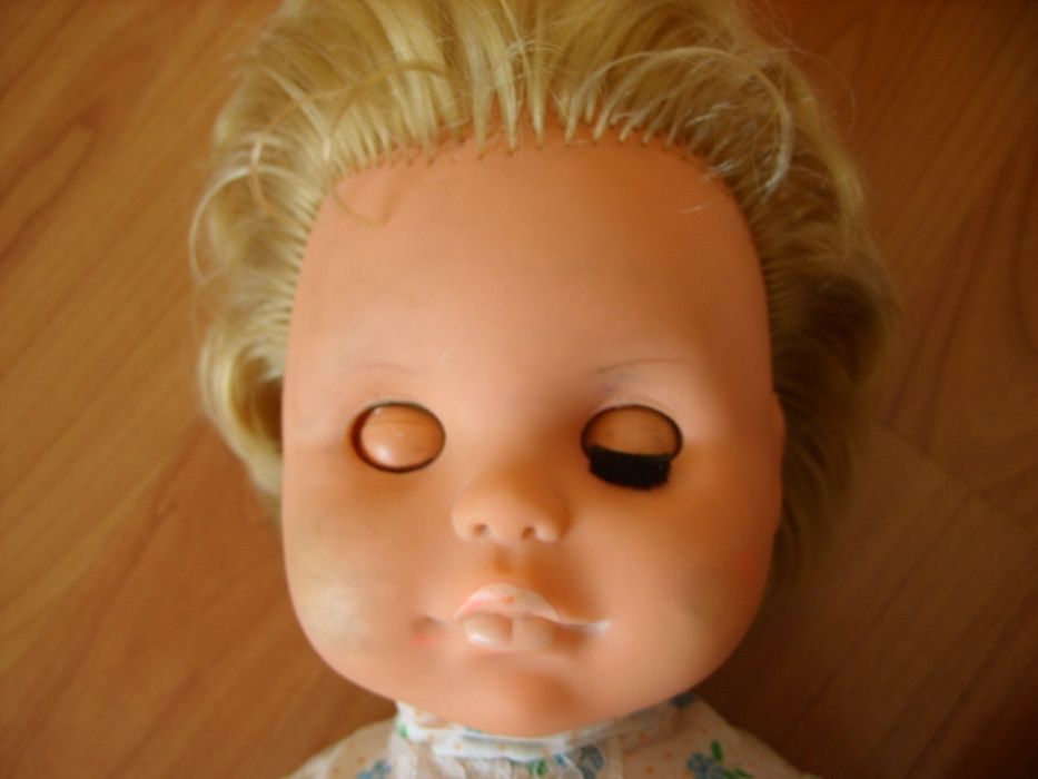 Стара голяма кукла с дрехи