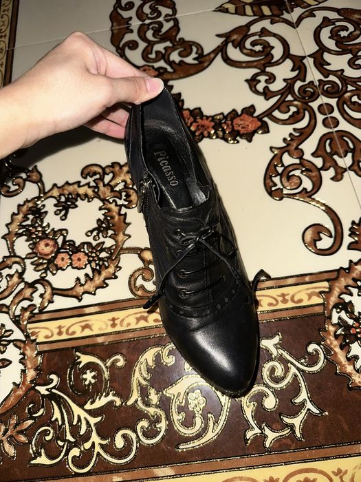 Стильные черные кожаные ботильоны