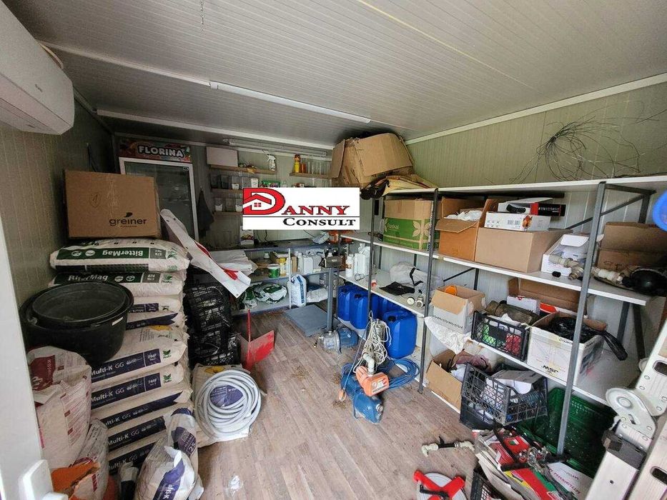 Дворно място с оранжерии в с. Михалци