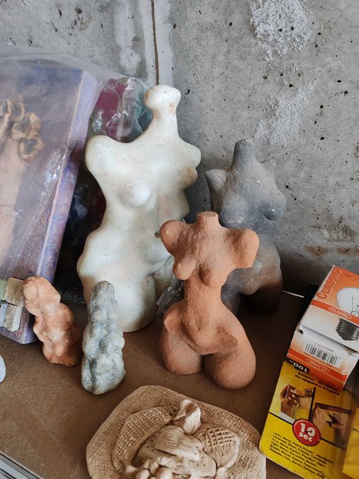 Скулптури малки пластики и графики