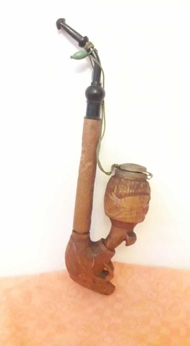 Pipa din lemn sculptata