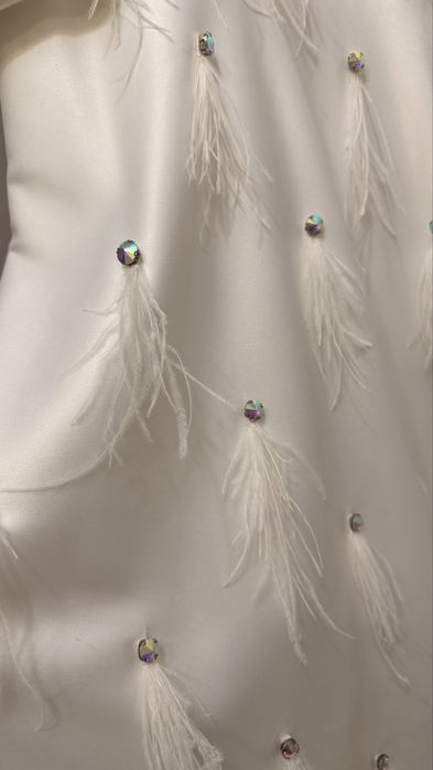 Платье с перьями