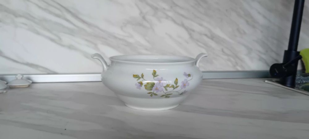 Стари порцеланови и керамични изделия.