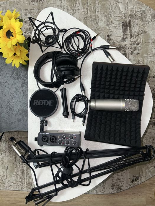 Kit complet studio/podcast – Microfon Rode Nt 1-A, Interfață Audio, Braț Profesional, Căști și Accesorii