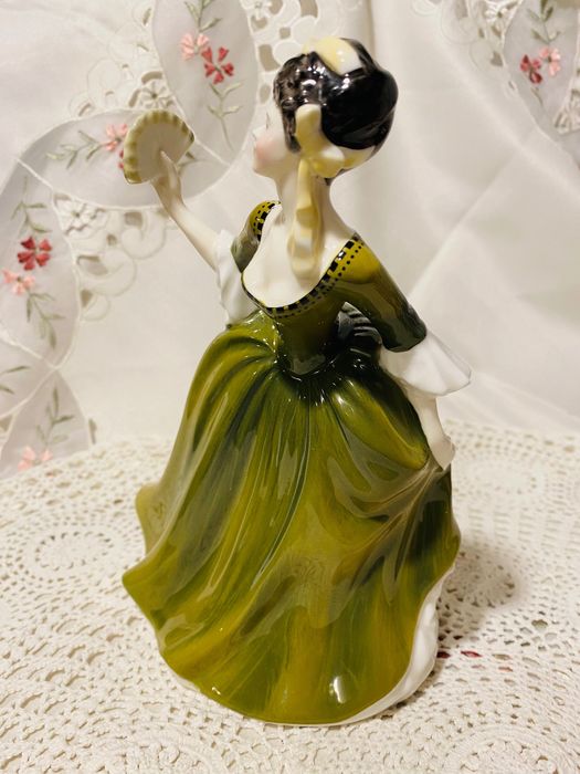 порцеланова статуетка