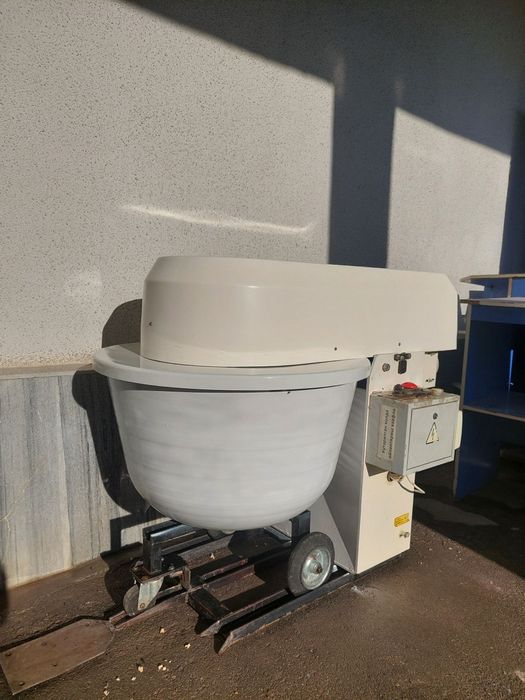 Xamir qoradigan uskuna sotiladi 50 kg
