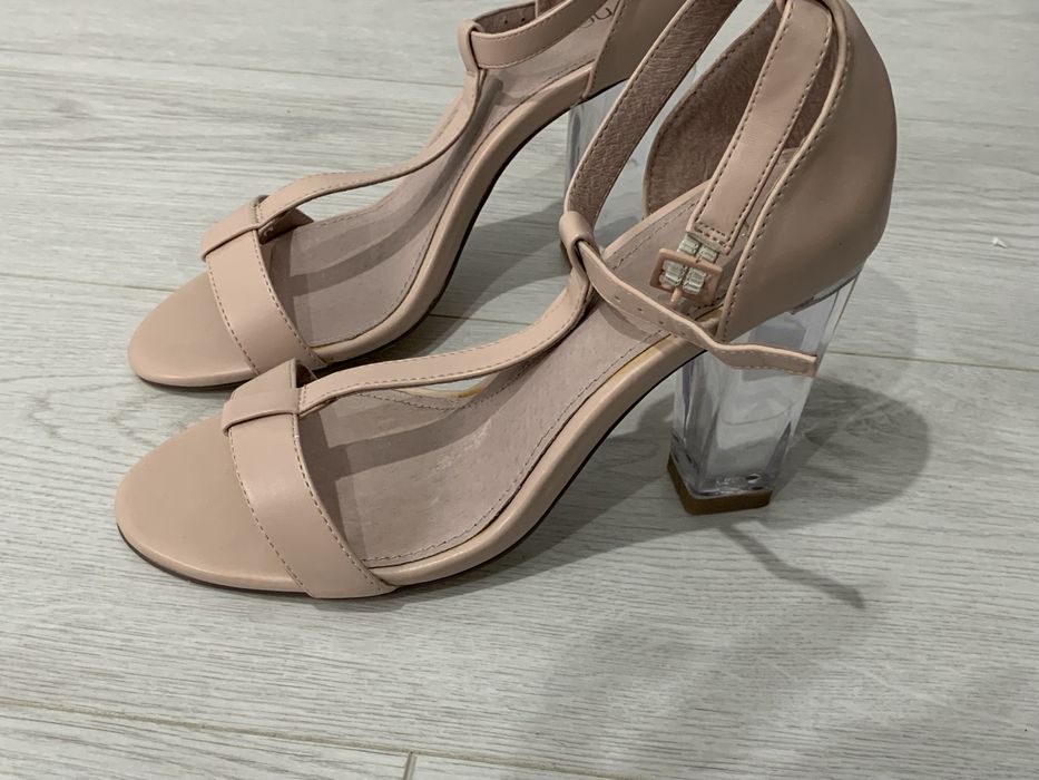 Нежные босоножки на каблуке next