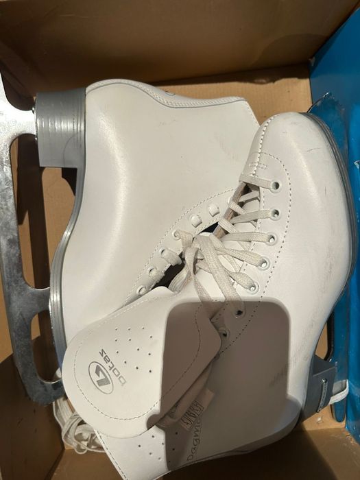 Продам 2 пары коньков