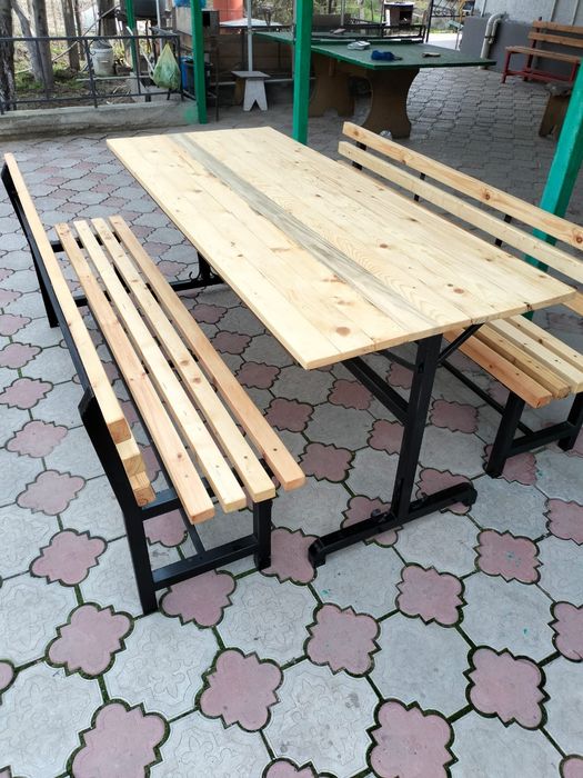 Стол со скомейками
