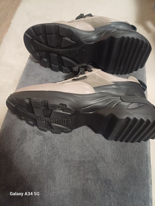 Нови кожени обувки