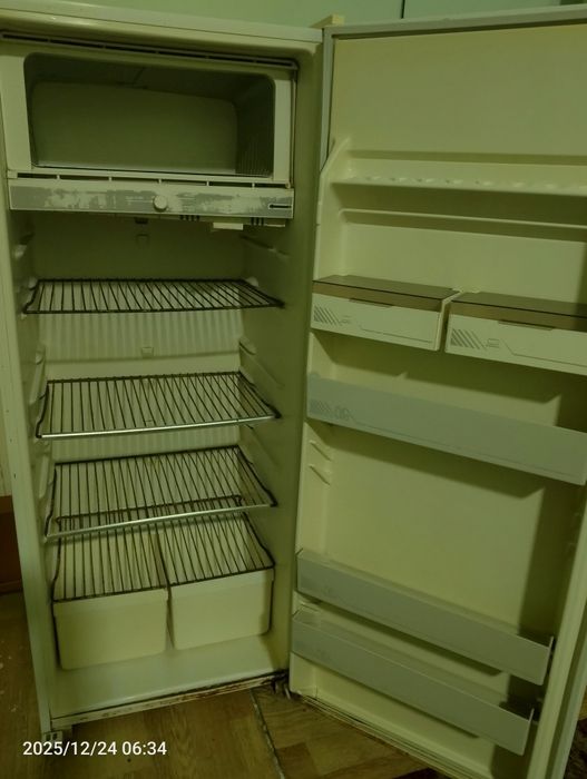 Холодильник сотилади