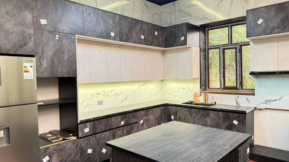 Oshxona mebellari. Zamonaviy uslubdagi mebellar to'plami.