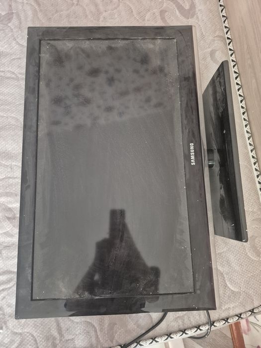 Телевизор Samsung на подставке.