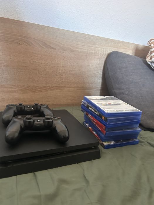 Ps4 cu 2 manete multe jocuri