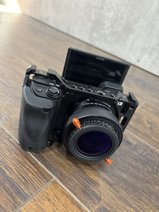 Sony A6400 and kit lens 16-50mm with Smallrig Cage and 64gb SD card.