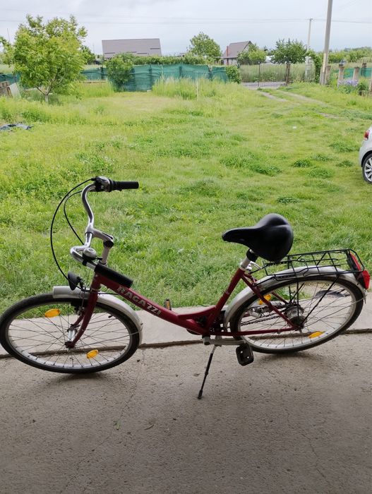 Bicicleta rosie cu portbagaj