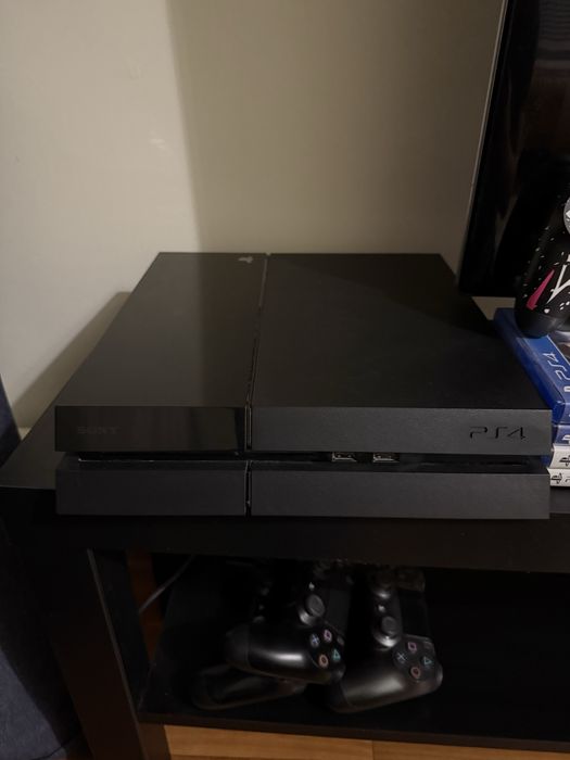 Продам PS4 500 гб + 4 игры
