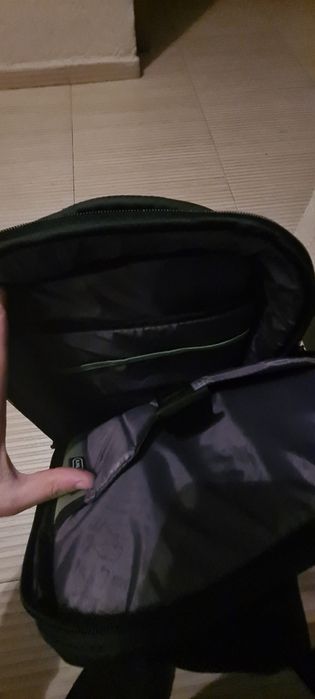 Продавам чисто нова раница Targus за лаптоп 15 инча