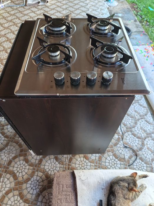 Cuptor electric și plita pe gaz