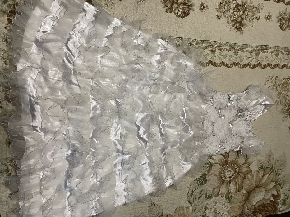 Продам платья нарядные