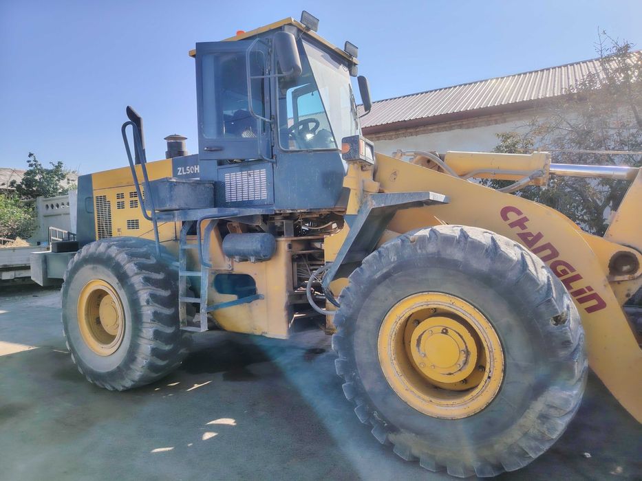 Погрузчик 3 куб сотиладиган бор 2та