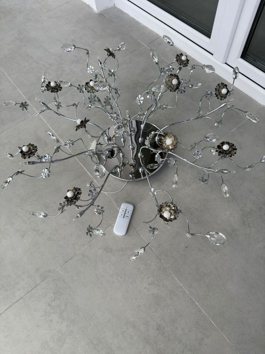 Люстра в современном стиле.