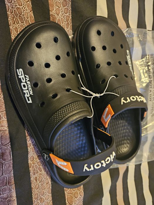 Мъжки чехли като CROCS