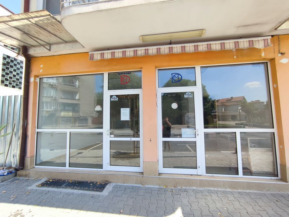 Дава се под наем Магазин в Нова Загора - 56 кв.м за 336.6 € - Снимка #1