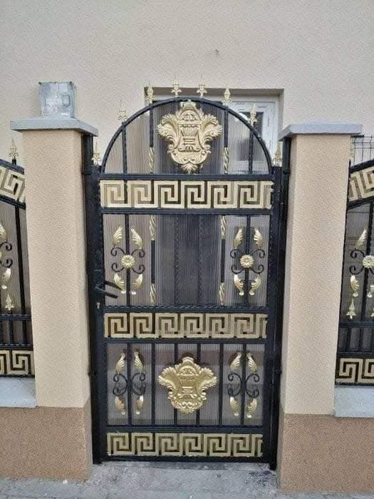 Porți, panouri de gard, balustrade din fier forjat.