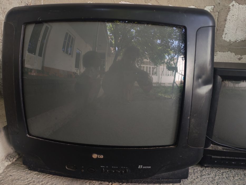 Televizor sotiladi