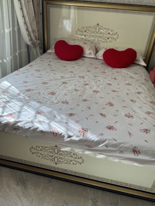 Спальня с двумя тумбочкой