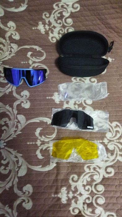 Очки лыжные , двое.