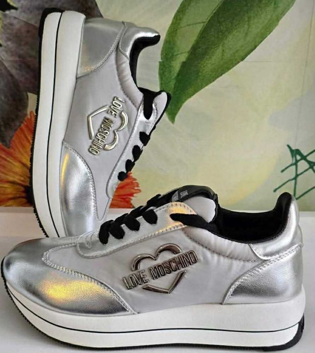 Love Moschino с кутия