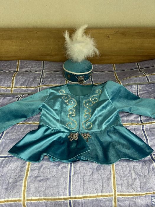 Продаю казахский костюм для девочек. Такия новая, костюм б/у.