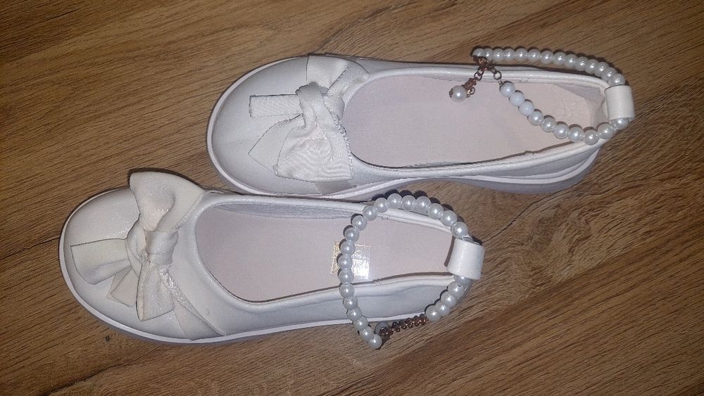 Официални обувки за момиче и кецове